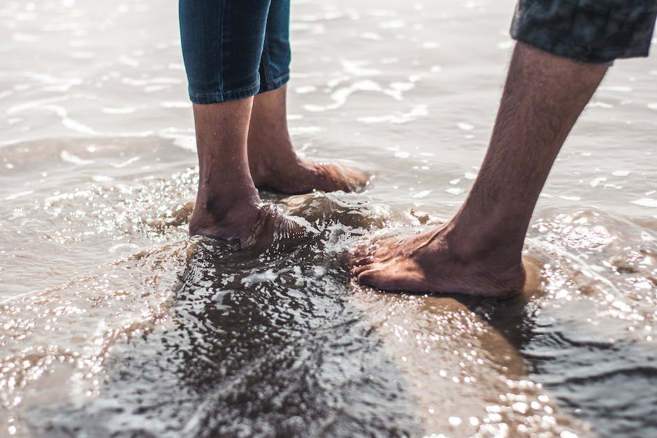  Ursachen und Behandlungen von Wasser in Füßen und Beinen