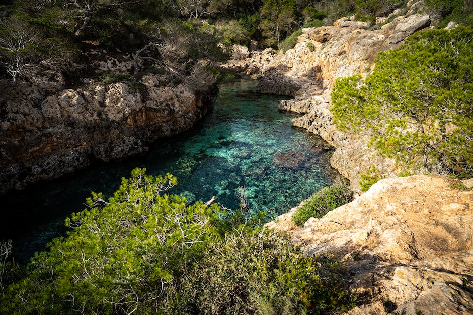 Wasser in den Beinen: Symptome, Ursachen und Behandlung