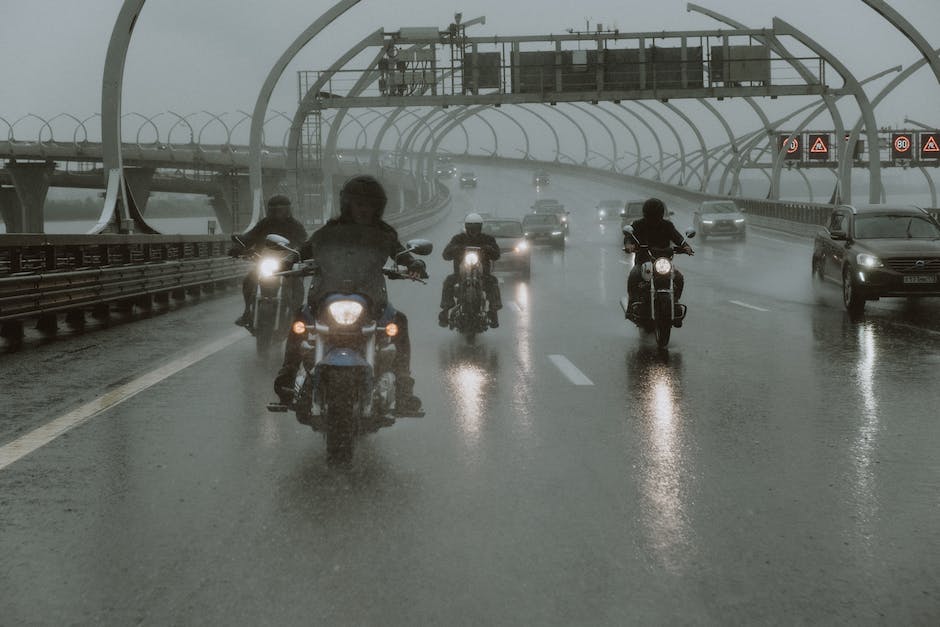 Motorradrennfahrer halten Bein für aerodynamischen Vorteil