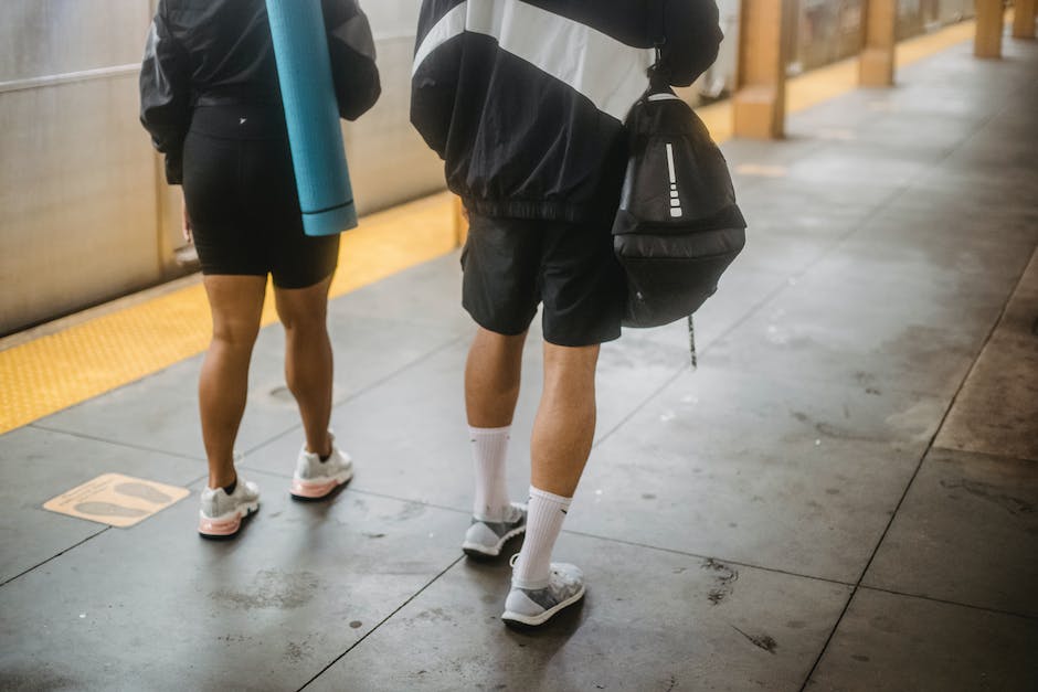  Männer rasieren sich die Beine aus verschiedenen Gründen