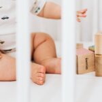 warum babynamen schlafen mit angewinkelten beinen