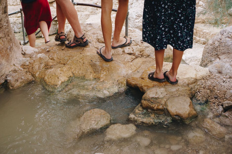  Anzeichen von Wasser in den Beinen erkennen